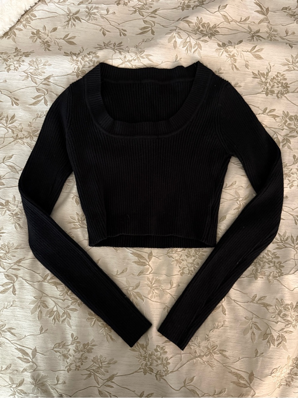 Women’s Black Rib-Knit Long Sleeve Crop Top